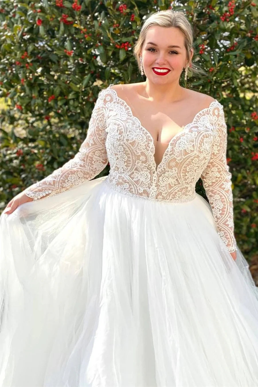 Vestido de novia de encaje con escote en V profundo, manga larga y espalda descubierta